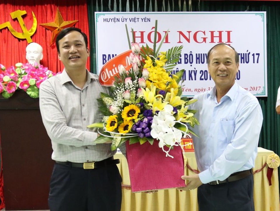 Bắc Giang: Thí điểm nhất thế hóa thành công chức danh bí thư kiêm chủ tịch huyện - 1
Ông Thân Văn Khoa, Phó Bí thư Thường trực Tỉnh ủy Bắc Giang tặng hoa chúc mừng ông Lê Ô Pích được tín nhiệm bầu làm Bí thư Huyện ủy. (Ảnh: Cổng thông tin điện tử tỉnh Bắc Giang).
