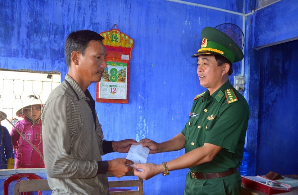 Đưa 6 ngư dân trên tàu cá bị chìm về đất liền an toàn - 1 Đại tá Phạm Huy Dực, Phó Chỉ huy trưởng Nghiệp vụ BĐBP Phú Yên tặng quà động viên thuyền trưởng tàu bị nạn.