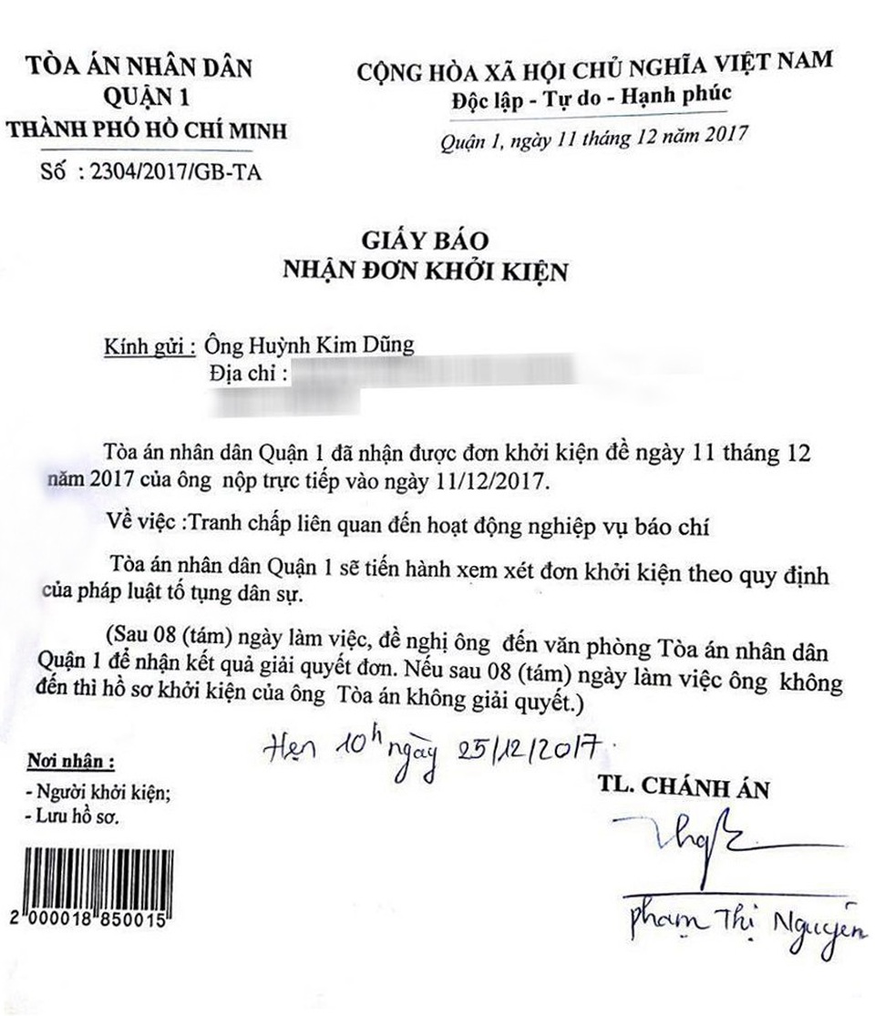 Nghệ sĩ Duy Phương gửi đơn kiện chương trình "Sau ánh hào quang" - 1 Theo thông tin từ tòa TAND quận 1, phía toàn án đã nhận đơn kiện của ông Huỳnh Kim Dũng và gửi giấy hẹn ngày 25/12 lên làm việc để đưa ra kết quả giải quyết đơn, thông báo có thụ lý đơn kiện của ông này hay không.