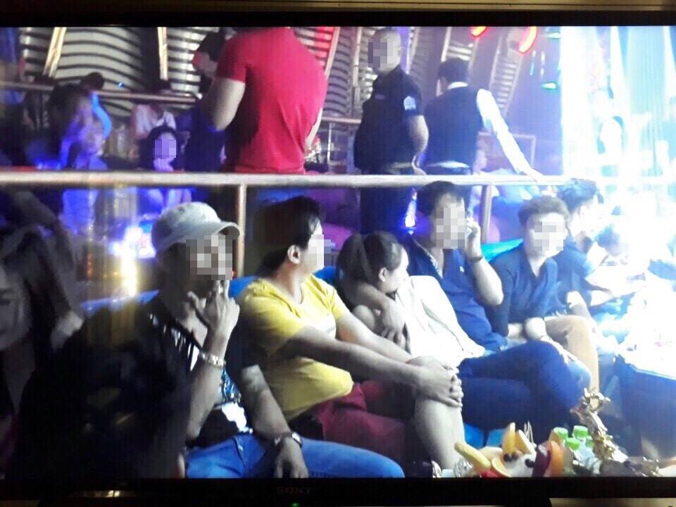 Hơn 200 khách chơi nhốn nháo khi cảnh sát kiểm tra quán bar - 1