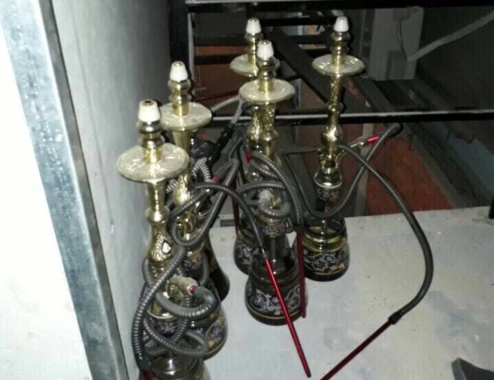Nhiều bộ dụng cụ hút shisha bị công an thu giữ