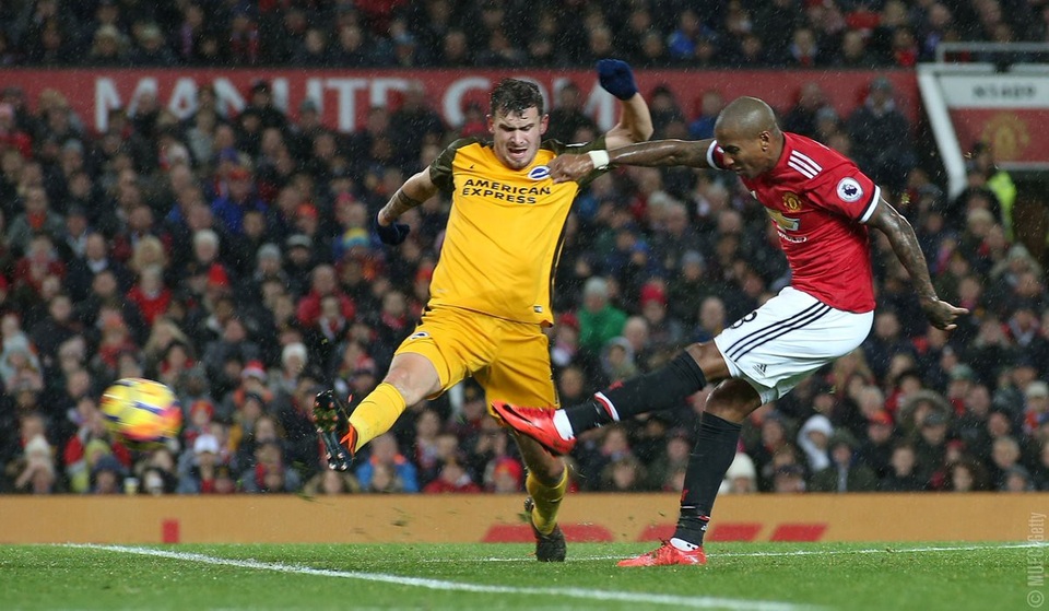 MU 1-0 Brighton: Vận may của Ashley Young - 1
Young (phải) chơi rất năng nổ bên phía MU