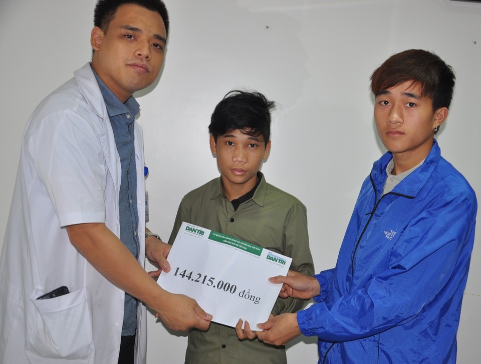 Nhờ tấm lòng bạn đọc Dân trí, em Lò Văn Mai đã hồi phục đi lại được - 3 Tại khoa Phẫu thuật cột sống, bệnh viện Việt Đức, em được nhận số tiền bạn đọc Dân trí giúp đỡ trong thời gian qua.