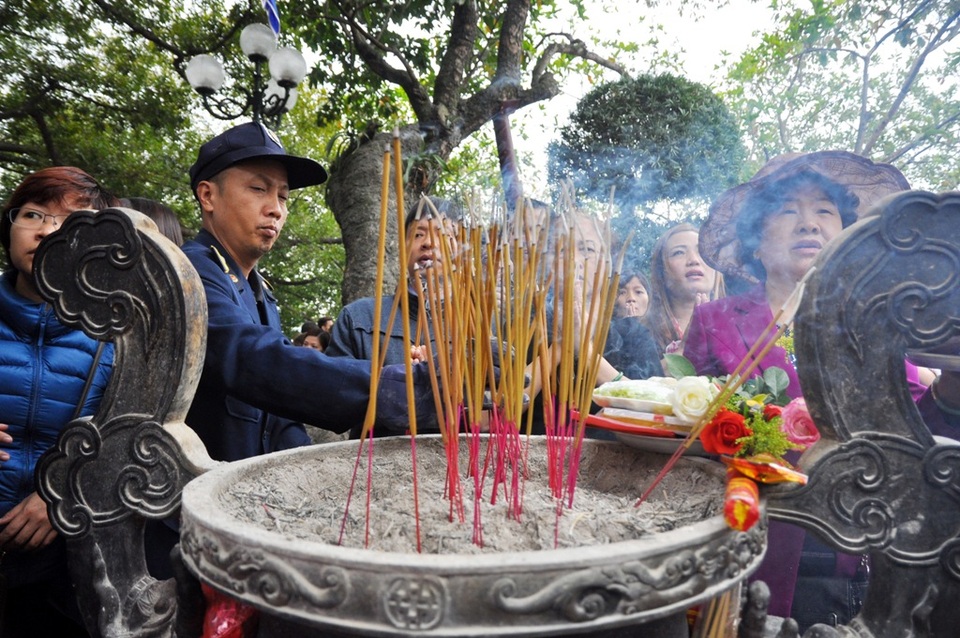 Hàng vạn người đi lễ chật kín phủ Tây Hồ - 9
Lượng người đông khiến cho đội ngũ bảo vệ phủ Tây Hồ phải làm việc khá vất vả.