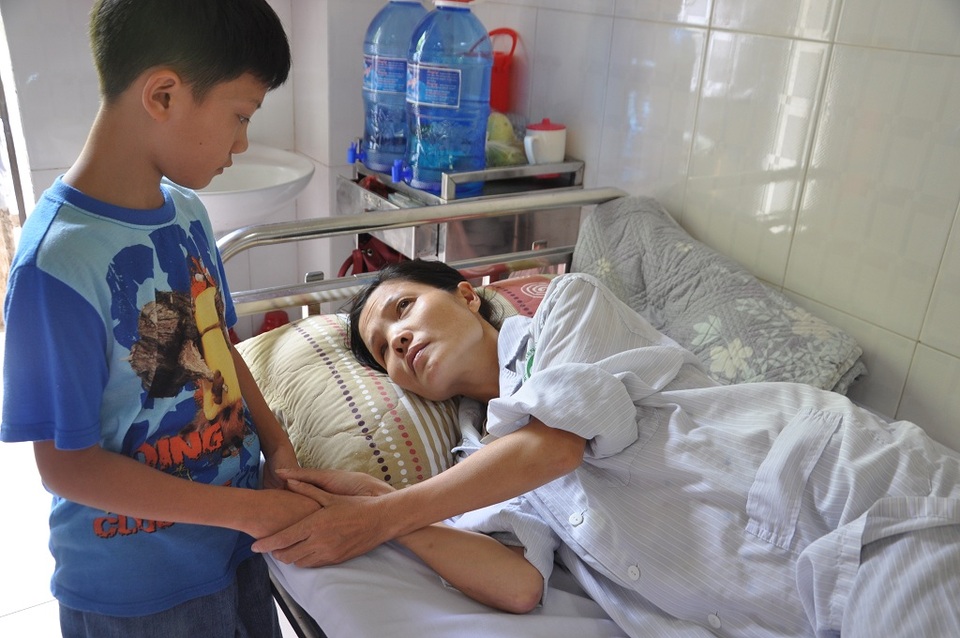 "Mẹ con sắp chết rồi, ai cứu mẹ con với !" - 6 Chị Thu sợ sau khi mình chết rồi không có ai chăm lo cho bé Mạnh.