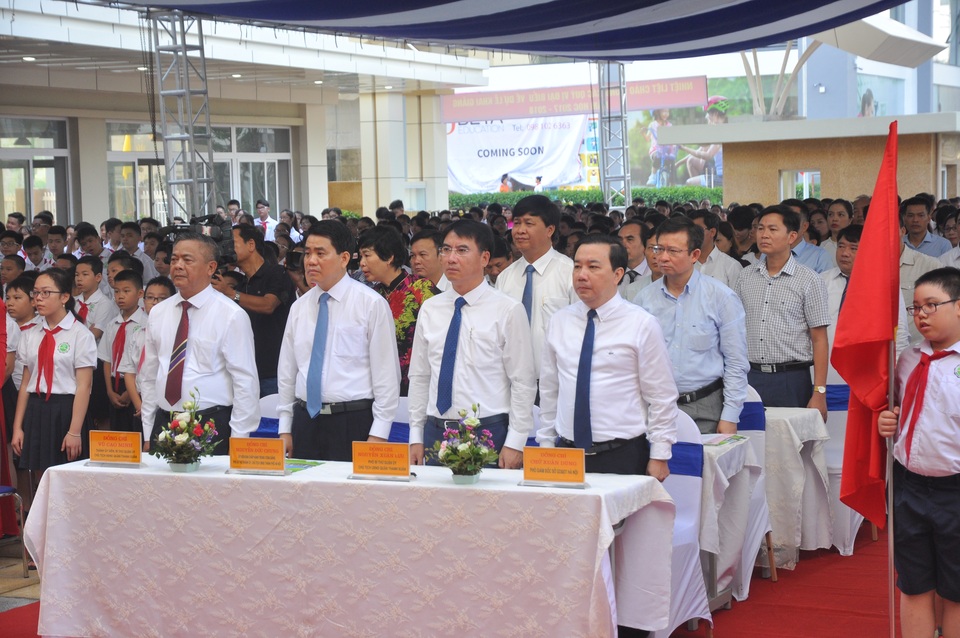 Chủ tịch UBND TP Hà Nội đánh trống khai giảng năm học mới - 1
Sáng 5/9, Chủ tịch UBND TP Hà Nội Nguyễn Đức Chung đã đến dự lễ khai giảng, chia vui cùng các thầy cô, học sinh trường THCS Thanh Xuân trong năm học đầu tiên 2017-2018.