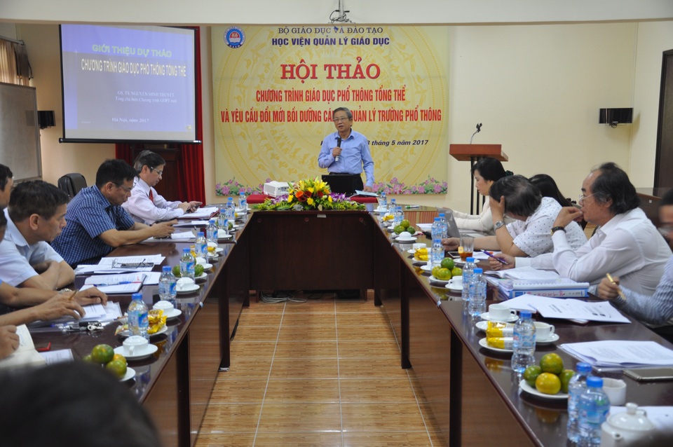 Nên lùi lại 1 năm triển khai đại trà Chương trình Giáo dục phổ thông mới - 1
GS Nguyễn Minh Thuyết - Tổng chủ biên chương trình giáo dục phổ thông mới chia sẻ về dự thảo chương trình giáo dục phổ thông tổng thể tại hội thảo.
