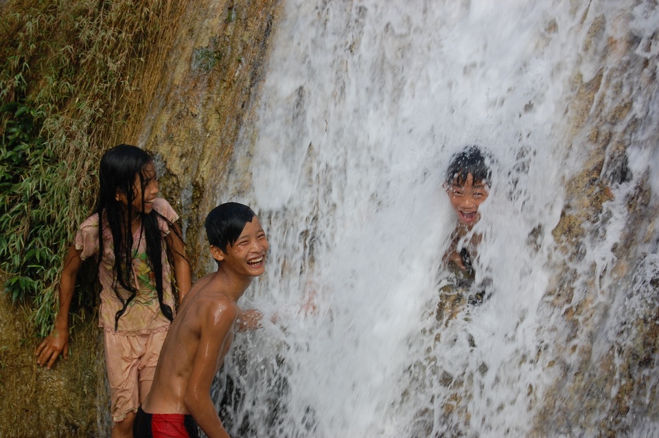Người dân vùng cao cũng quay quắt trong nắng nóng kỷ lục - 4
Thác nước Na Pao (Bản Lầu) là nơi giải nhiệt lý tưởng của bà con vùng cao ở Lào Cai.