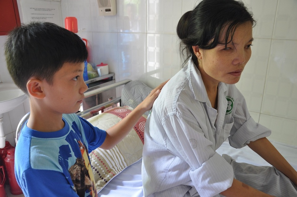 "Mẹ con sắp chết rồi, ai cứu mẹ con với !" - 2 Bố đi làm phụ hồ tận trong Đồng Nai chưa ra được nên đi chăm mẹ trên viện chỉ có cậu bé Mạnh 12 tuổi.