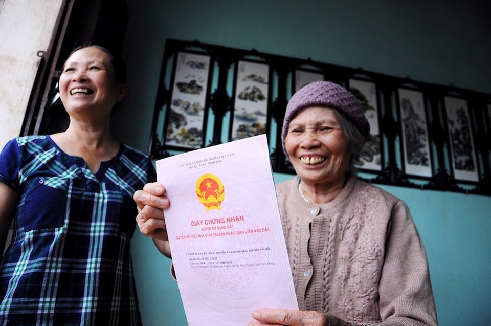 “Ba mũi giáp công” 2 năm, 80 bài báo đi tìm chân lý cho cụ bà 75 tuổi! - 4
Cuộc hành trình đi tìm chân lý cho cụ bà Đàm Thị Lích trên báo điện tử Dân trí và Khuyến học Dân trí đã kết thúc có hậu như cổ tích.
