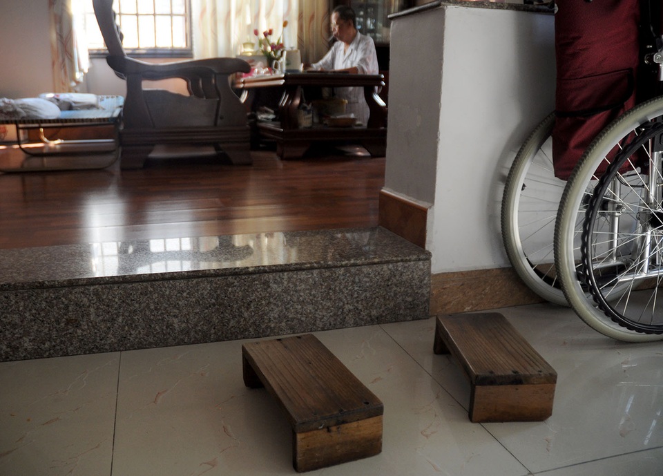 Cuộc sống đời thường của Thiếu tá tình báo 6 lần bị địch cưa chân - 3
Bình thường, Thiếu tá chỉ quanh quẩn ở nhà đọc sách báo. Để di chuyển trong nhà, ông dùng 2 chiếc ghế gỗ.