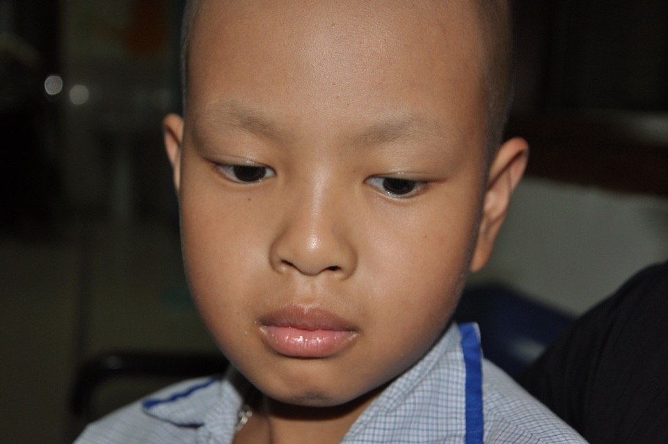 Mẹ ung thư vòm họng chăm con ung thư máu trong nghẹn ngào nỗi đau - 2 Không có chồng, cậu bé Nghĩa là chị đi kiếm được để mong có người dựa dẫm lúc tuổi già.
