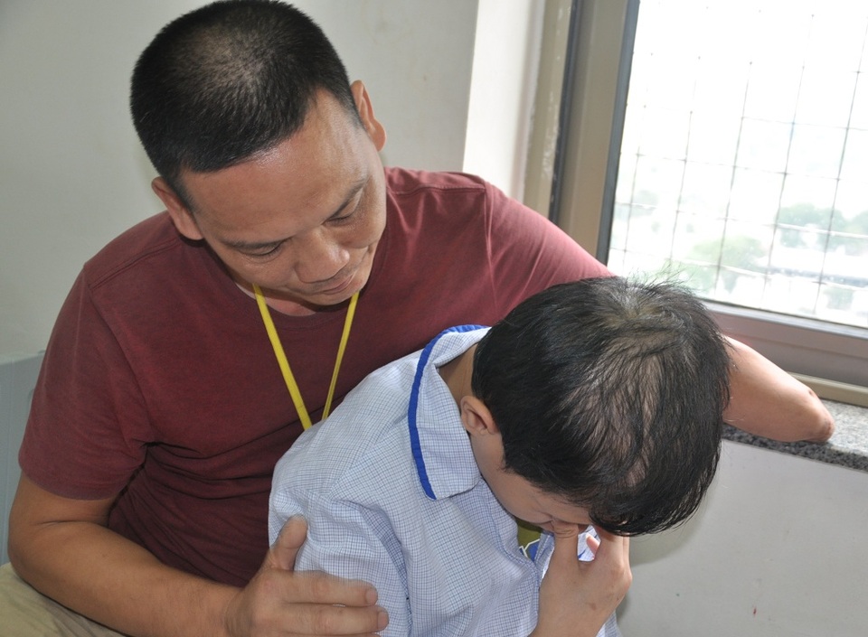 Bố cụt tay chăm con ung thư máu trong nỗi đau đớn khôn nguôi - 8 Trong cuộc đua với tử thần, người bố tàn tật này lại càng đau đớn khi chứng kiến cảnh con vật vã.