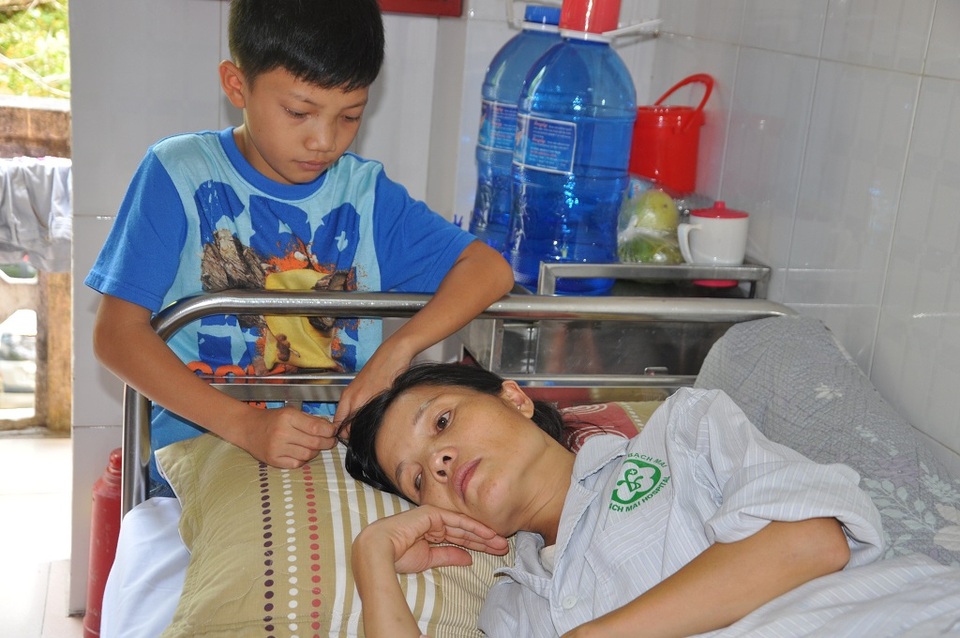 "Mẹ con sắp chết rồi, ai cứu mẹ con với !" - 5 Em không dám dời mẹ 1 phút vì sợ mẹ làm sao.