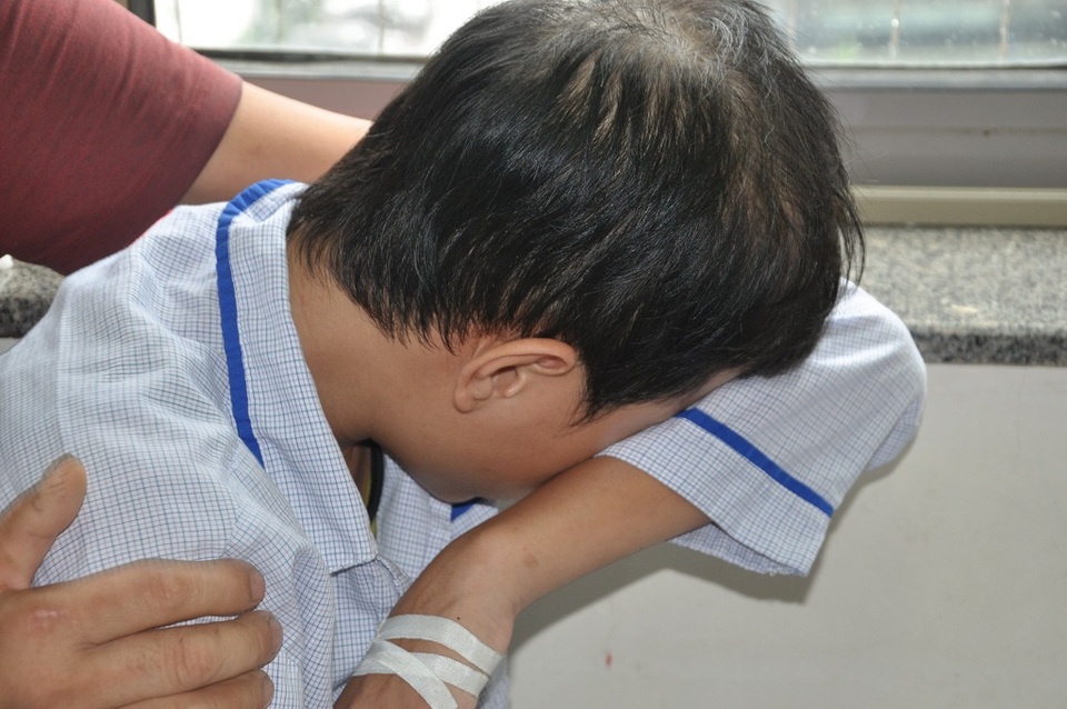Bố cụt tay chăm con ung thư máu trong nỗi đau đớn khôn nguôi - 6 Sơn đau đớn và tủi thân vì cảnh đi viện của mình.