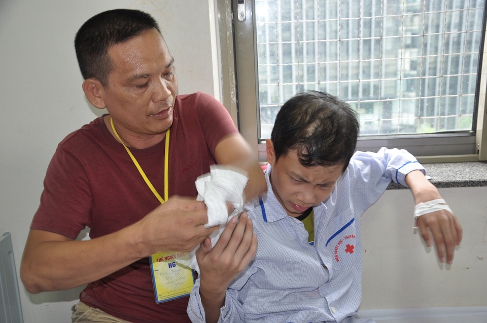 Bố cụt tay chăm con ung thư máu trong nỗi đau đớn khôn nguôi - 4 Mọi công việc chăm con, một tay anh Thân lo cả nhưng hết sức khó khăn.