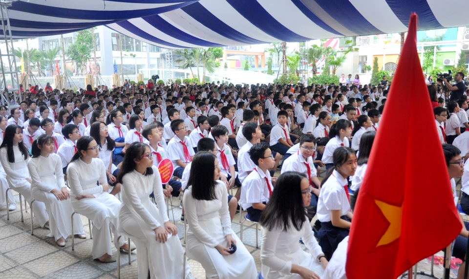 Chủ tịch UBND TP Hà Nội đánh trống khai giảng năm học mới - 5 Một số em học sinh thướt tha trong tà áo dài trắng dự lễ khai giảng