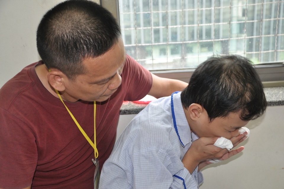 Bố cụt tay chăm con ung thư máu trong nỗi đau đớn khôn nguôi - 5 Thương con, anh bám trụ lấy quán nước chè ở bến xe Yên Bái để kiếm từng đồng cho con đi bệnh viện chữa trị.