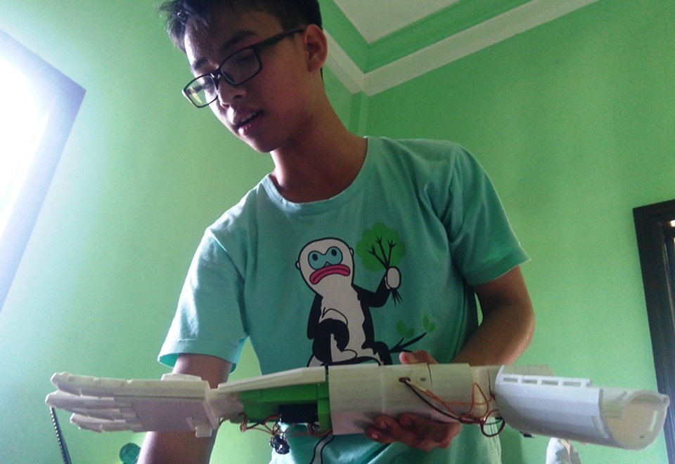 “Cánh tay robot cho người khuyết tật”: Sản phẩm mang tính nhân văn! - 2 Huy cho biết em sẽ tiếp tục hoàn thiện sản phẩm của mình để phục vụ hiệu quả cho người khuyết tật