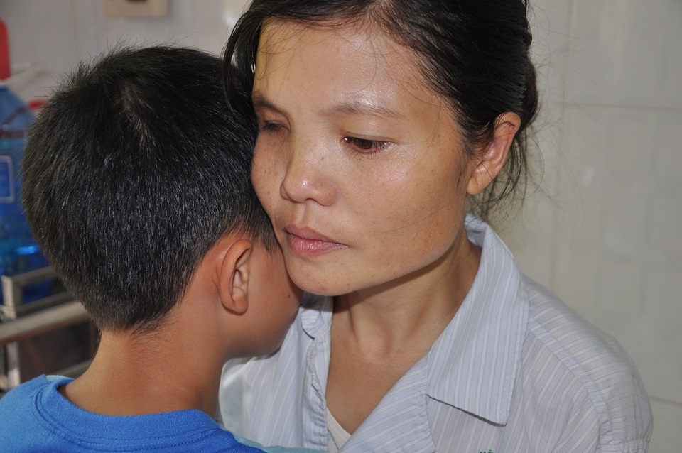 "Mẹ con sắp chết rồi, ai cứu mẹ con với !" - 4 Sợ mẹ chết, cậu bé Mạnh cầu xin mọi người giúp đỡ cho mẹ có tiền mổ.