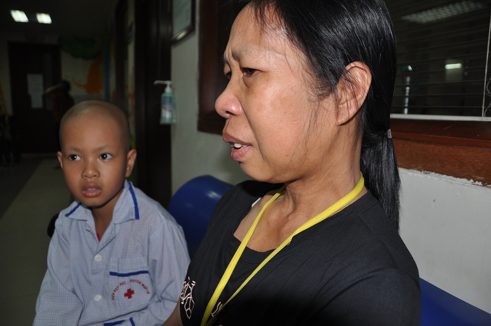 Mẹ ung thư vòm họng chăm con ung thư máu trong nghẹn ngào nỗi đau - 8 Chị Thấm lo lắng mình sẽ không trụ được lâu nữa để tiếp tục lo cho con trai.
