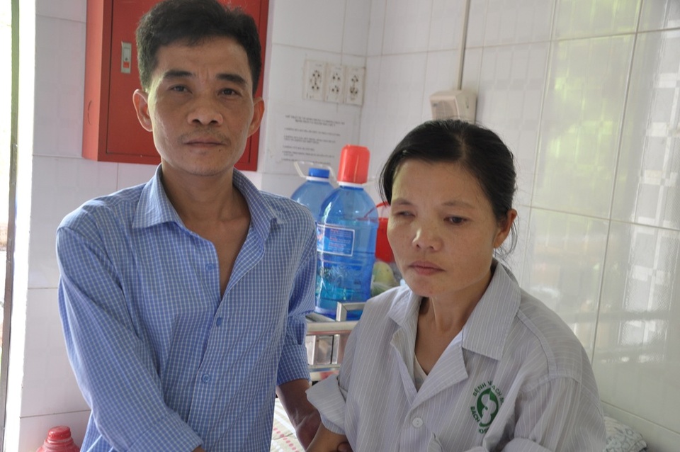 Bạn đọc Dân trí giúp đỡ chị Nguyễn Thị Thu hơn 120 triệu đồng để phẫu thuật tim - 3 Chồng chị Thu đã kịp từ Đồng Nai ra với vợ nhưng chỉ mang được 3 triệu tiền lương tháng vừa rồi ra.