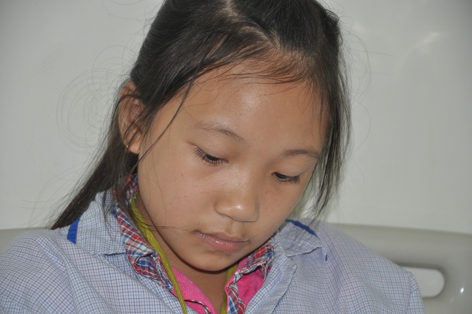 Đáng thương người mẹ "7 lần đẻ, 6 lần mất con" - 9 Còn cô bé Ngọc Mai thì ngóng bố vay tiền mang xuống viện để em mua sữa cho mẹ uống.