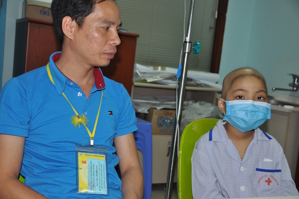 Cô bé Ngọc Ánh bị ung thư máu đã mãi mãi ra đi - 4 Anh Nam sững sờ khi nhớ lại những ngày đi chăm con ở viện.