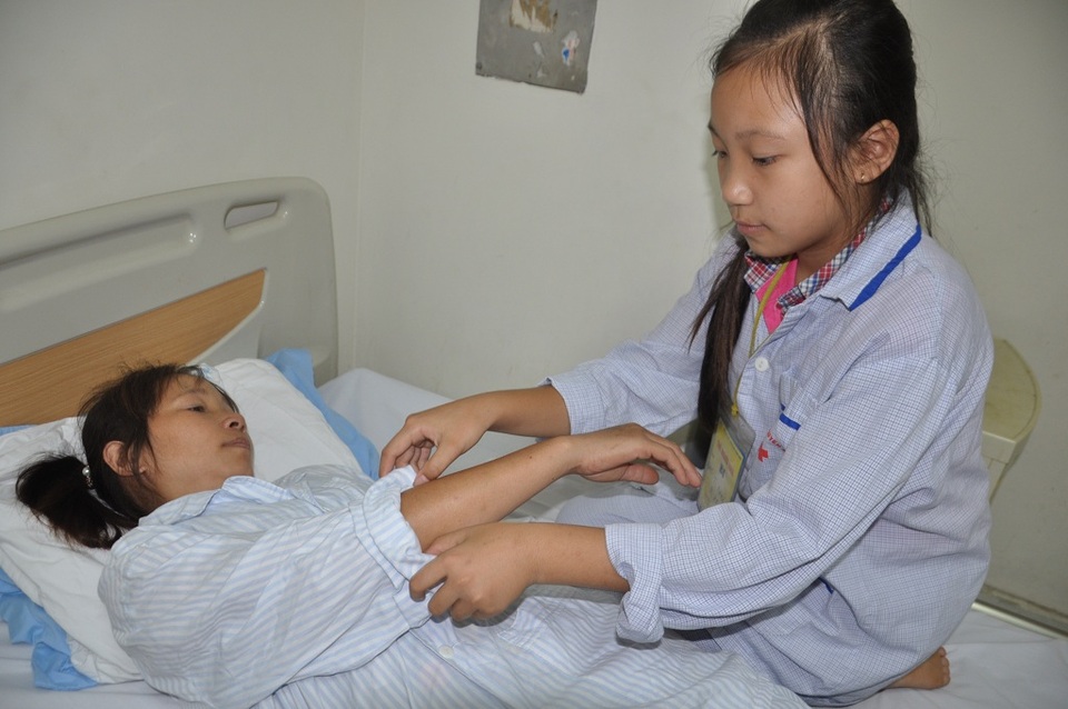 Đáng thương người mẹ "7 lần đẻ, 6 lần mất con" - 7 Thương mẹ, bé Ngọc Mai luôn nói rằng mình khỏe cho dù kết quả khám bệnh của em không ổn.