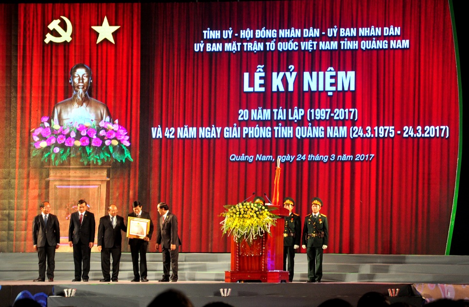 “Quảng Nam đã phát triển vượt bậc trong 20 năm qua” - 1 Thủ tướng trao Huân chương Độc lập hạng Nhất cho lãnh đạo tỉnh Quảng Nam
