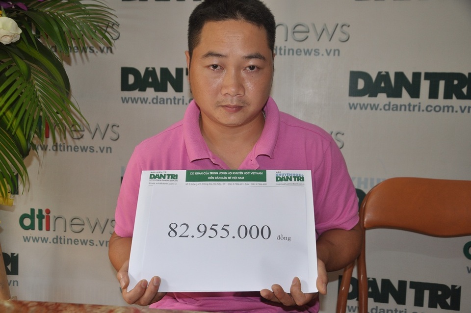 Anh Nguyễn Văn Chất là em trai anh Sáng, cũng là người trực tiếp chăm sóc anh trai nhận tiền bạn đọc Dân trí giúp đỡ.