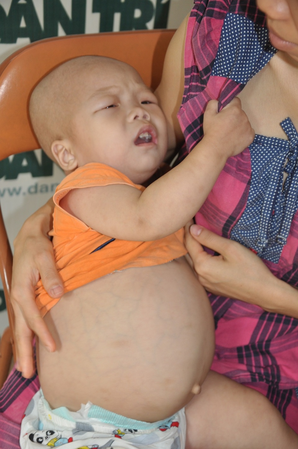 Xót xa bé 2 tuổi dân tộc Tày bụng to như cái trống vì hội chứng thận hư - 5 Để duy trì sự sống cho con, Hường phải tiếp tục cho con đi viện nhưng kiệt quệ, bế tắc.