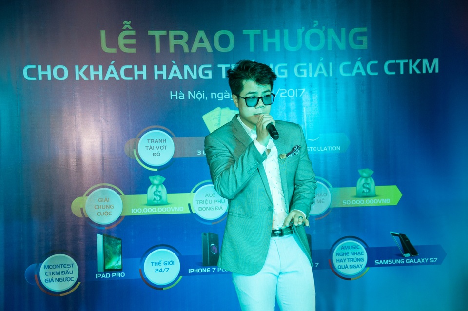 MobiFone tổ chức trao thưởng cho khách hàng trúng giải - 3 Ca sĩ Đinh Mạnh Ninh hát tại sự kiện.