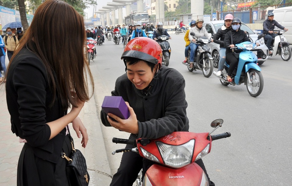 Hoa hồng dát vàng giá 60 nghìn đồng bán nhiều trên vỉa hè Hà Nội - 3
Chị Ánh Vân (người bán hoa hồng mạ vàng) cho biết, cửa hàng chị bắt đầu bán hoa trước ngày lễ tình nhân khoảng 2 ngày. “Hoa hồng mạ vàng có mẫu mã sang trọng, thiết kế tinh xảo lại có độ bền lâu, giá cả phải chăng vì thế được khá nhiều người mua chọn lựa làm quà tặng”, chị Vân nói. Chủ cửa hàng này cũng cho biết riêng trong sáng ngày 14/2 chị đã bán được hơn 100 bông hồng mạ vàng và hiện tại số lượng hàng còn lại ít.