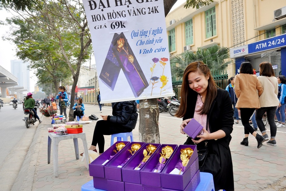 Hoa hồng dát vàng giá 60 nghìn đồng bán nhiều trên vỉa hè Hà Nội - 1
Dù đã giảm nhiệt và không còn là mặt hàng “hot” được săn lùng như những năm trước, hoa hồng mạ vàng vẫn được nhiều người lựa chọn làm quà tặng trong dịp lễ tình nhân năm nay. Tại nhiều tuyến phố ở Hà Nội, hoa hồng mạ vàng 24k được bày bán ngay trên vỉa hè với giá bán giao động từ 60 nghìn – 150 nghìn đồng/bông.