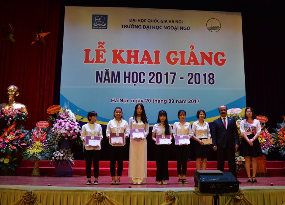 Đại sứ Qatar trao học bổng cho sinh viên Việt Nam - 1
Đại sứ Qatar tại Việt Nam Mohammed Ismail Al-Emadi (thứ hai từ phải sang) trao quà cho các sinh viên (Ảnh: Đại sứ quán Qatar)