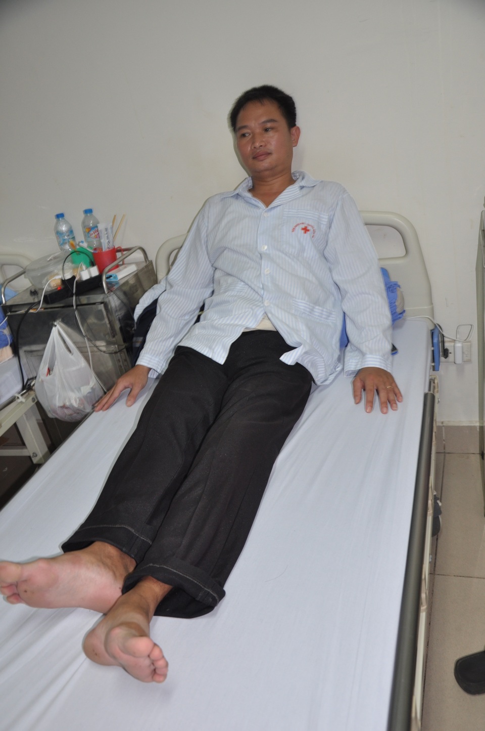 Xót xa thầy giáo dạy giỏi không có nổi 40 triệu đồng mổ chân - 2 Hiện chân của thầy bên dài, bên ngắn và có nguy cơ liệt vĩnh viễn nếu như không được phẫu thuật.