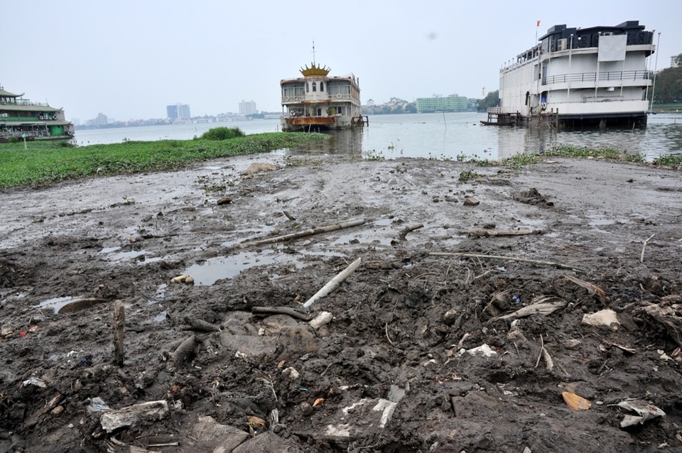 
Tuy nhiên, sau khi cưỡng chế di dời, mặt nước Hồ Tây lộ ra các bãi sình lầy, bùn đất. Trong ảnh là khu vực trước đây được xây dựng làm bãi tập kết xe cho khách vào ăn uống trên các du thuyền vừa được tháo dỡ.
