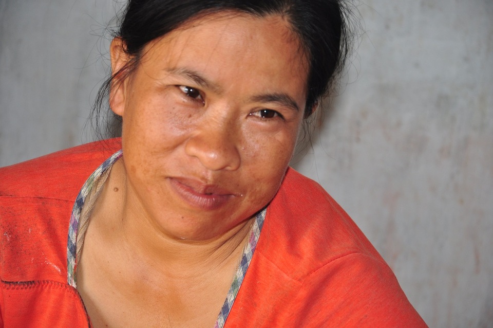 "Thời chiến đánh giặc, thời bình tôi lại đánh vật với con !..." - 4 Chị Hiền không biết gì, đến việc vệ sinh hàng ngày cũng 1 tay mẹ chăm.