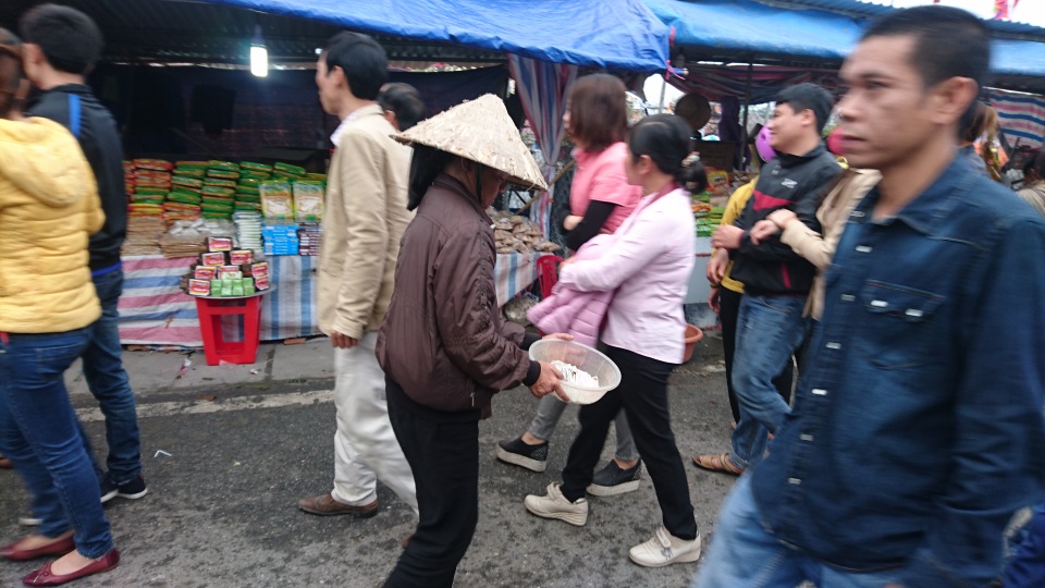 Ăn xin lẩn khuất khắp Chợ Viềng - 4
Cũng có người dáng vẻ không đến mức nghèo khổ, với đồ nghề đơn giản, họ vẫn than k để xin tiền.