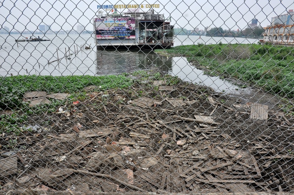 
Trước đó, ở hồ Tây có 6 đơn vị lắp đặt sàn cứng, cầu dẫn khung thép, đóng cọc cố định xuống lòng hồ mà không được cơ quan có thẩm quyền chấp thuận. Trong đó, 4 đơn vị đã ngừng hoạt động kinh doanh nhưng vẫn neo đậu phương tiện thủy và lắp đặt công trình khác.
