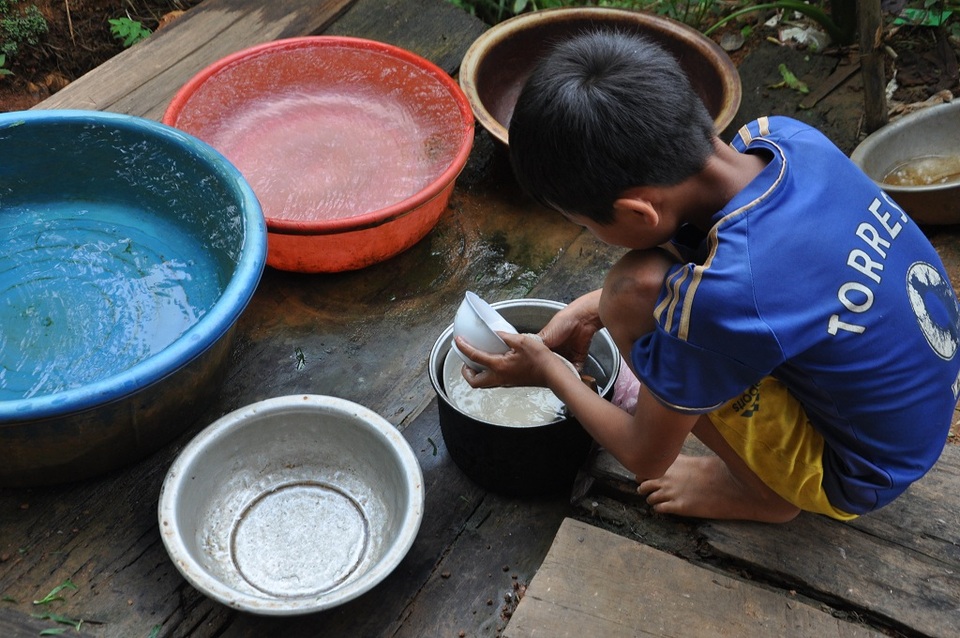 Bố chết, mẹ bỏ đi lấy chồng, cậu bé 10 tuổi sống dựa bà nội trong cảnh đói khát - 2 Ở nhà em rất ngoan và nghe lời bà.
