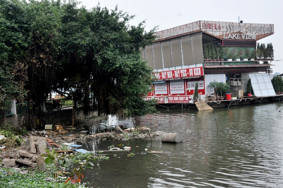 
Liên quan đến các hoạt động của nhà hàng, nhà nổi, du thuyền trên Hồ Tây, thành phố Hà Nội yêu cầu quận Tây Hồ chấm dứt hoàn toàn hoạt động của các doanh nghiệp kinh doanh dịch vụ, văn hóa, thể thao du lịch, vui chơi giải trí, nuôi trồng khai thác thủy sản trong phạm vi quản lý Hồ Tây. Các phương tiện nổi được yêu cầu về vị trí tập kết mới, tiến tới di dời triệt để khỏi hồ Tây. Các cầu dẫn, sàn nổi trên Hồ Tây được yêu cầu di dời trong quý I/2017 để phục vụ nạo vét, làm sạch môi trường nước. Đây được xem là lần ra quân quyết liệt nhất nhằm trả lại môi trường sinh thái cho Hồ Tây.
