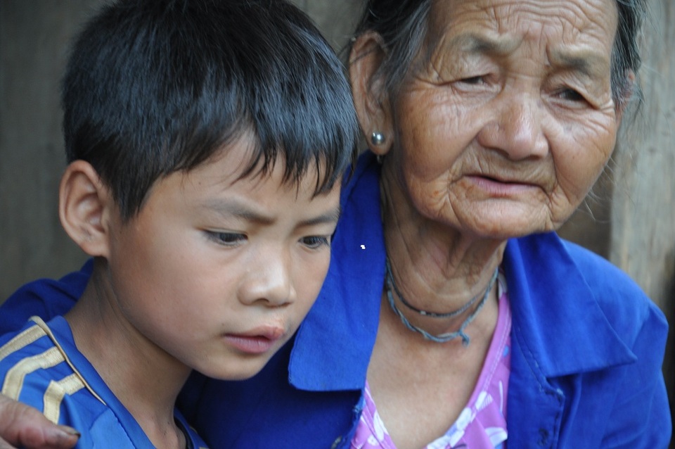 Bố chết, mẹ bỏ đi lấy chồng, cậu bé 10 tuổi sống dựa bà nội trong cảnh đói khát - 9 Không còn bố mẹ bên cạnh, cậu bé 10 tuổi chỉ biết sống dựa vào bà nhưng bà già yếu rồi.