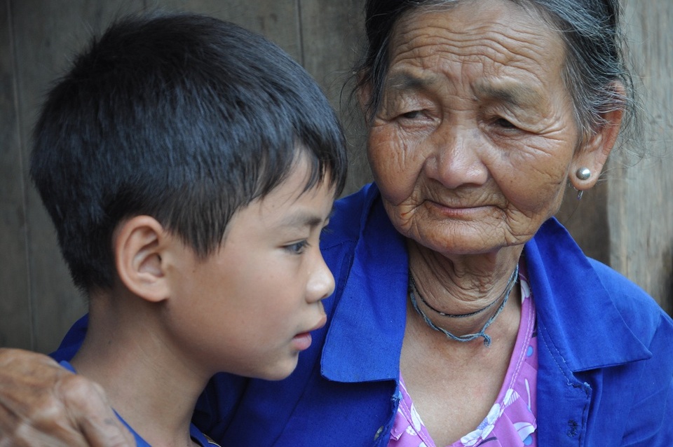 Bố chết, mẹ bỏ đi lấy chồng, cậu bé 10 tuổi sống dựa bà nội trong cảnh đói khát - 6 Bà lo một mai bà chết đi rồi, không biết cháu sẽ ở với ai, sẽ ăn gì, mặc gì?