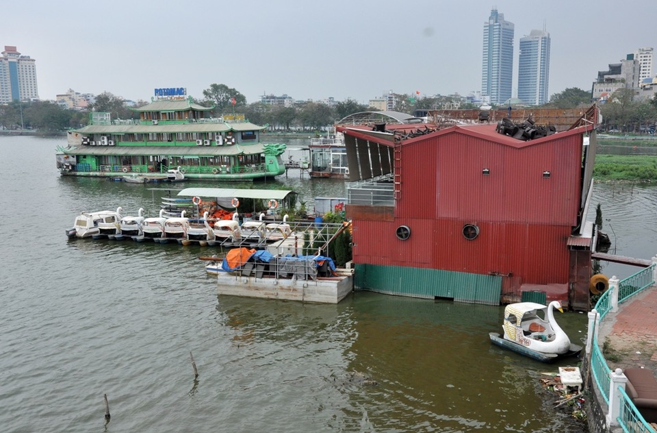 
Trên mặt hồ chỉ còn lại các du thuyền đợi ngày di dời.
