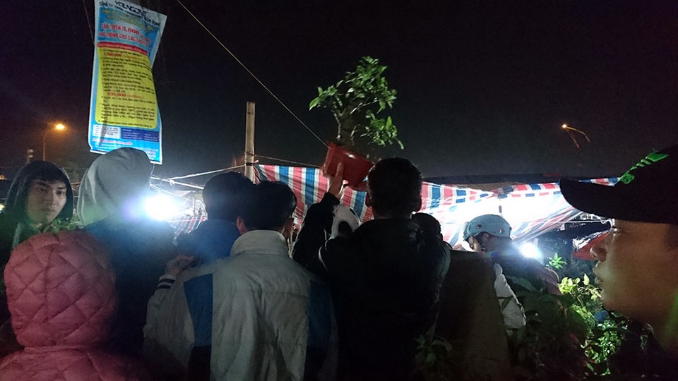 Gần 1h sáng ngày mồng 8, lượng du khách đổ về chợ Viềng vẫn rất đông.