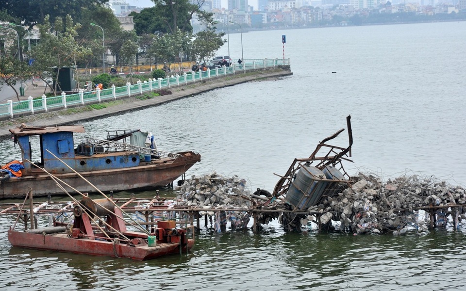 
Từ ngày 23/2, lực lượng chức năng quận Tây Hồ (Hà Nội) đã cưỡng chế di dời du thuyền, nhà nổi ở Hồ Tây. Theo ghi nhận của PV Dân trí, đến chiều 6/3, nhiều nhà hàng đã hoàn tất việc tháo dỡ các cầu dẫn, mái che, biển bảng của quán… Trong khi đó, một số du thuyền khác đã tiến hành di dời đến vị trí tập kết.
