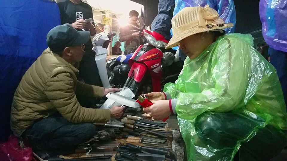 Người mua kẻ bán tại phiên chợ mua may, bán rủi đặc biệt tấp nập lúc nửa đêm.