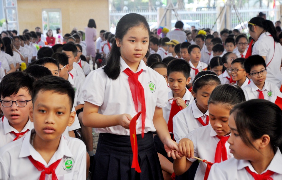 Chủ tịch UBND TP Hà Nội đánh trống khai giảng năm học mới - 2 Thời tiết hôm nay khá thuận tiện cho các học sinh dự lễ khai giảng, nhiều em được bố mẹ đưa đến trường từ khá sớm, háo hức chuẩn bị bước vào năm học mới.